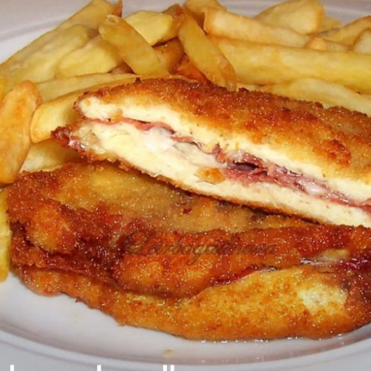 Cachopo de Pollo, Jamón y queso Edam.